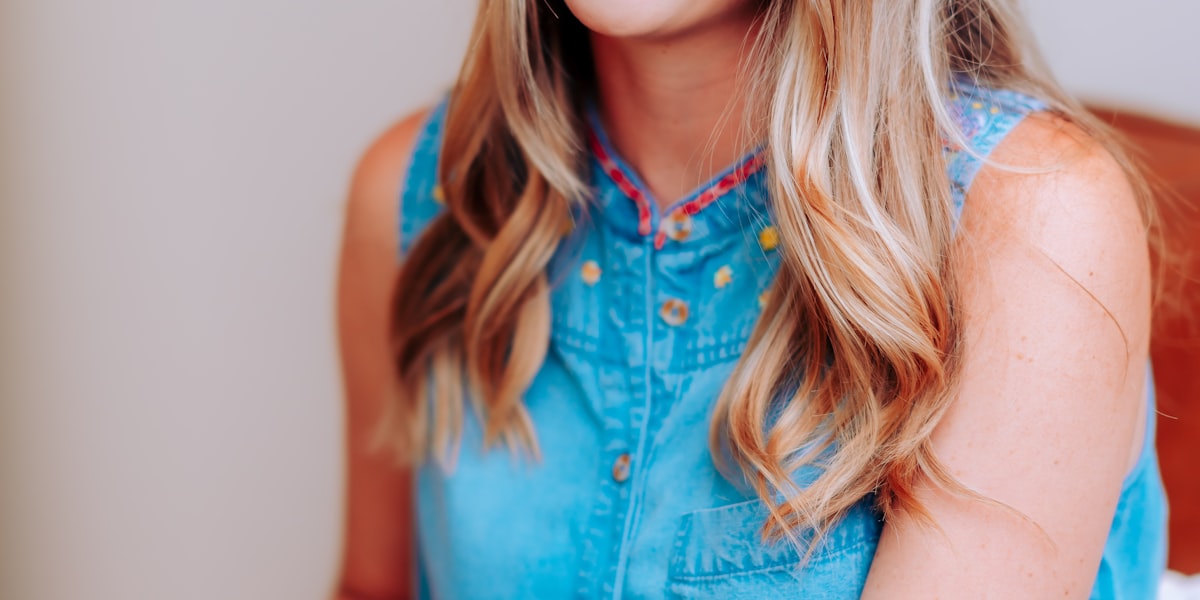 世界杯决赛阶段两支顶级球队激烈对抗的赛场画面